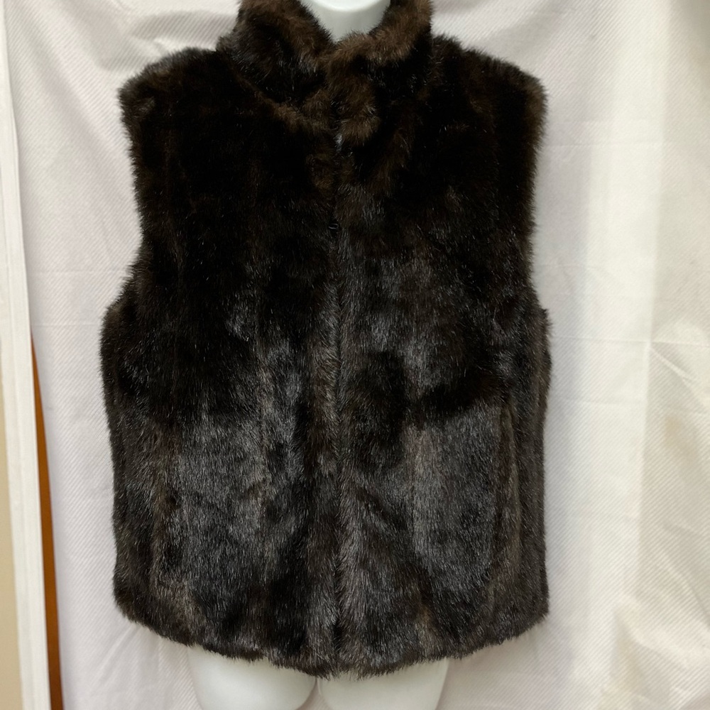 Reversible Black vest Faux Fur vest zip front
Great condition put to pit 17”